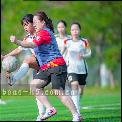 深蓝背景上的金色圆环与指针，指向2026字样。